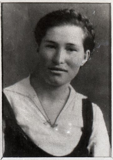 Е.С. Захарова, наборщица газеты «За Родину», издававшейся Севастопольской Коммунистической подпольной организацией в тылу немцев, расстреляна 16 апреля 1944 г.