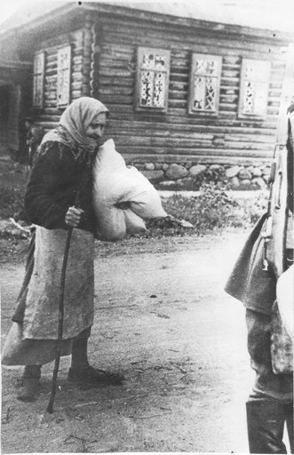 Колхозница, оставшаяся без крова - успела вынести из горящего дома одну подушку. Автор съемки: А. А. Михайлов.